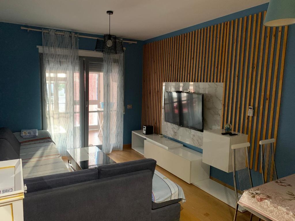 ein Wohnzimmer mit einem Sofa und einem Flachbild-TV in der Unterkunft I&S Apartment 1 in Golem