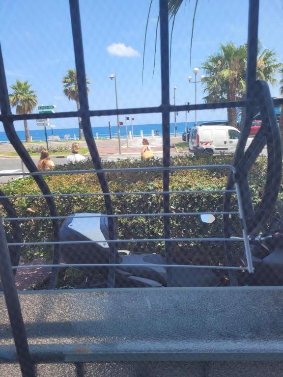 un groupe de personnes assises sur un banc près de la plage dans l'établissement 2 pièces promenade des anglais, à Nice