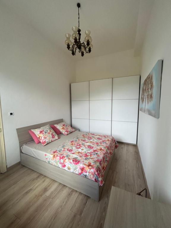 1 dormitorio con cama y lámpara de araña en Apartment Mariuccia in Seborga, en Seborga