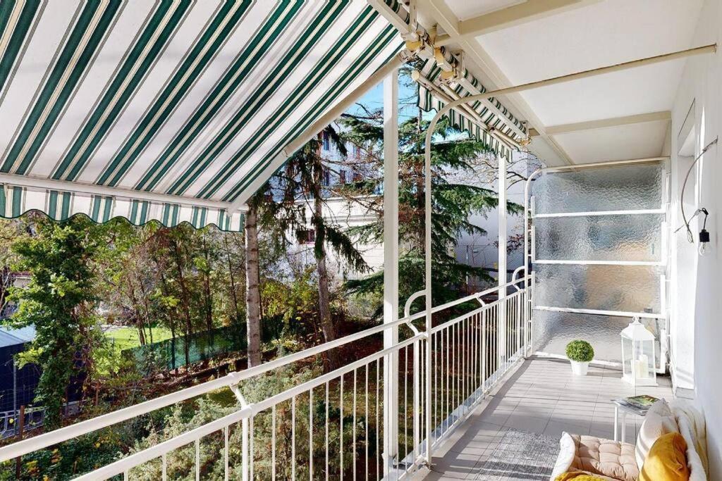un balcón interior con vistas a los árboles en Metro Residence Vienna, en Viena