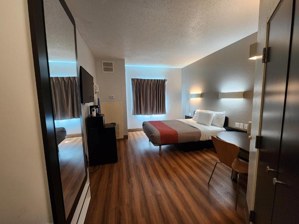 Motel 6-Biloxi, MS - Beach في بيلوكسي: غرفة في الفندق مع سرير ومكتب