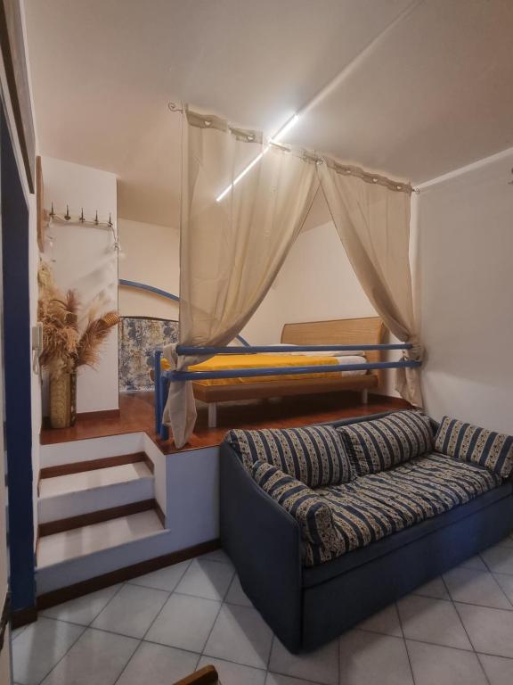 ein Wohnzimmer mit einem Bett und einem Sofa in der Unterkunft Uànema House in Neapel