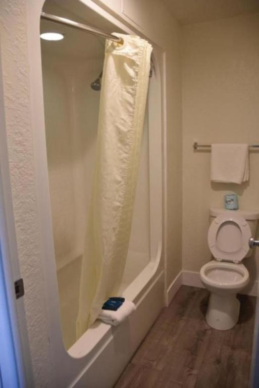 Rodeway Inn Kissimmee Maingate West - Free Theme Park Shuttle - 