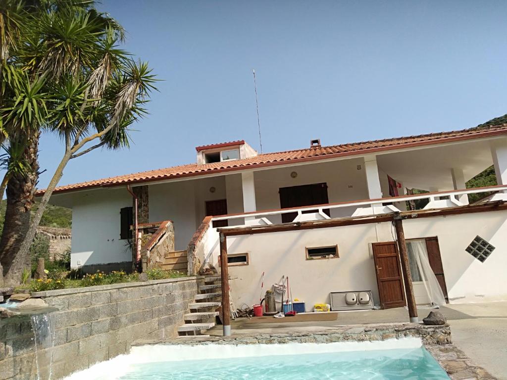 een huis met een zwembad ervoor bij Casa Luciano 