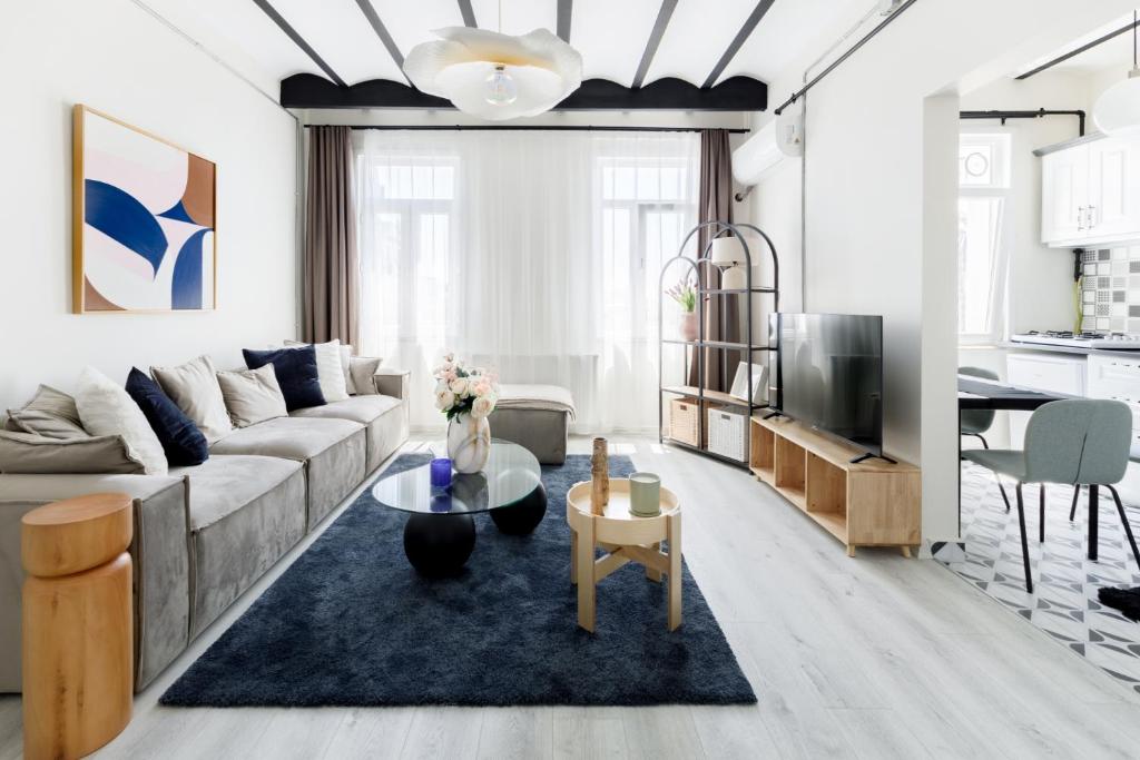 un soggiorno con divano e tavolo di Modern Flat 5 min to Galata Tower in Istiklal Ave a Istanbul