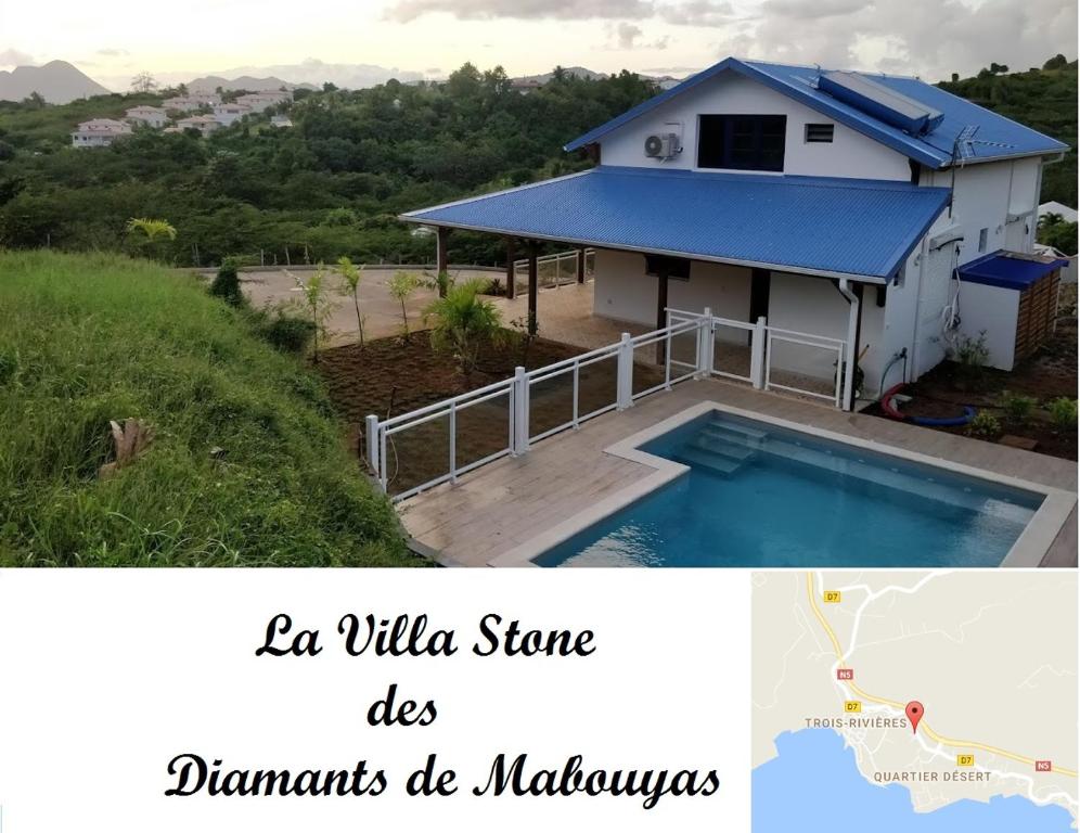 サント・リュスにあるVilla Stone pour 8 personnes, piscine chauffée, accès PMR, 5 étoilesの青屋根の家