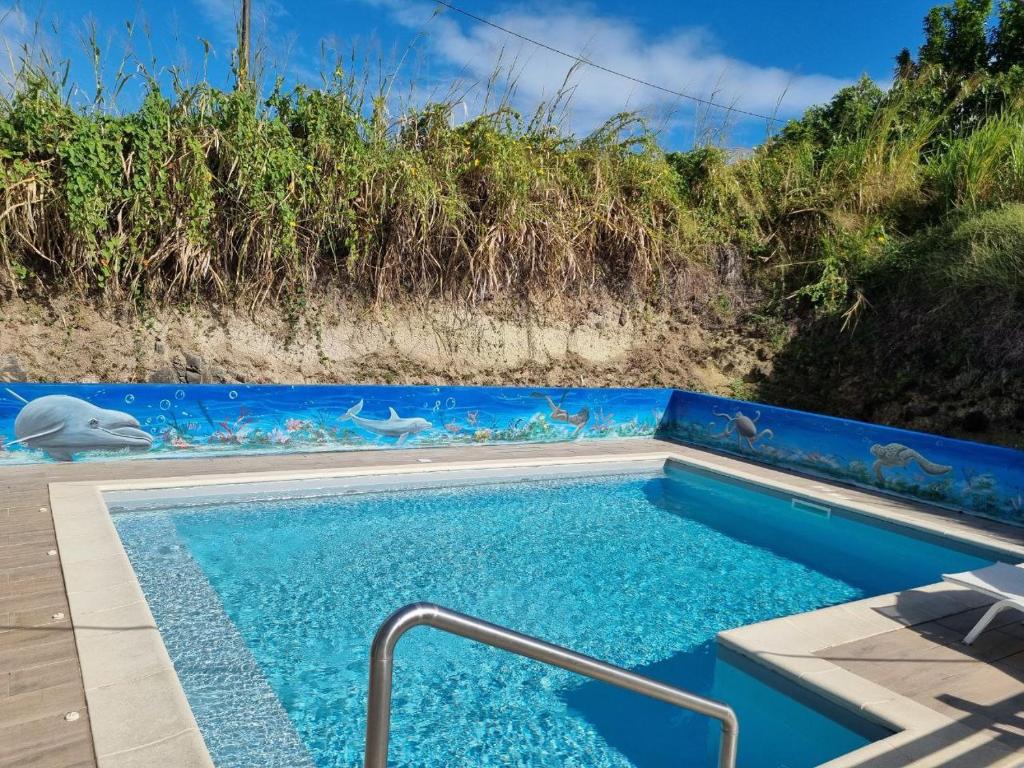 Bazén v ubytování Villa Stone pour 8 personnes, piscine chauffée 5 euros par jour, accès PMR, 5 étoiles nebo v jeho okolí