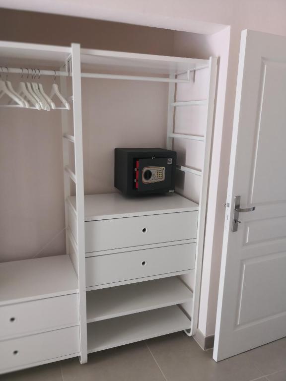 Fotografie z fotogalerie ubytování Villa Stone pour 8 personnes, piscine chauffée 5 euros par jour, accès PMR, 5 étoiles v destinaci Sainte-Luce
