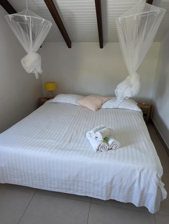 Postel nebo postele na pokoji v ubytování Villa Stone pour 8 personnes, piscine chauffée 5 euros par jour, accès PMR, 5 étoiles