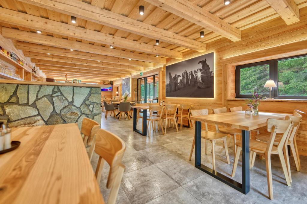 Restaurace v ubytování KRÁĽOVOHOĽSKÁ CHATA