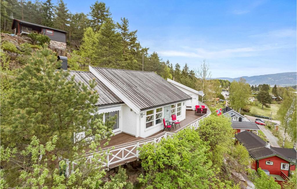 eine Luftansicht eines Hauses auf einem Hügel in der Unterkunft Gorgeous Home In Berger With House Sea View in Svelvik