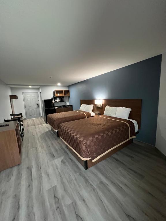 Pokój hotelowy z 2 łóżkami i biurkiem w obiekcie Relax Inn Channelview w mieście Channelview