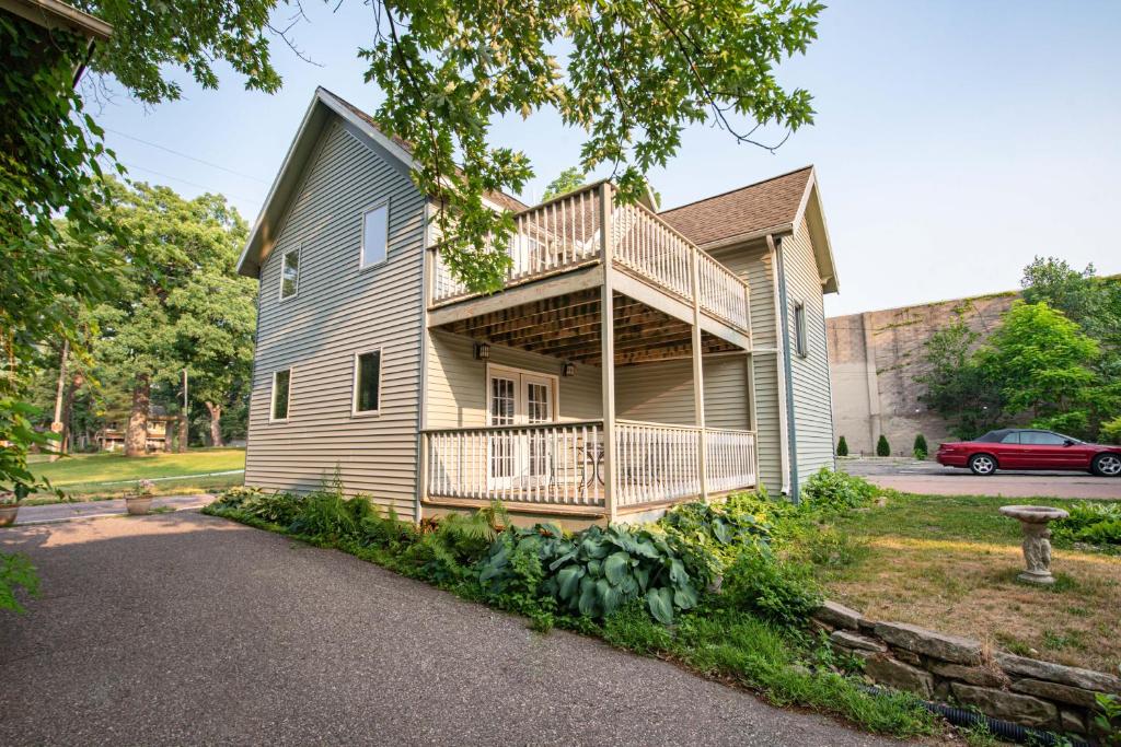 a house with a deck on the side of it at White Rose Inns & Motel in Wisconsin Dells