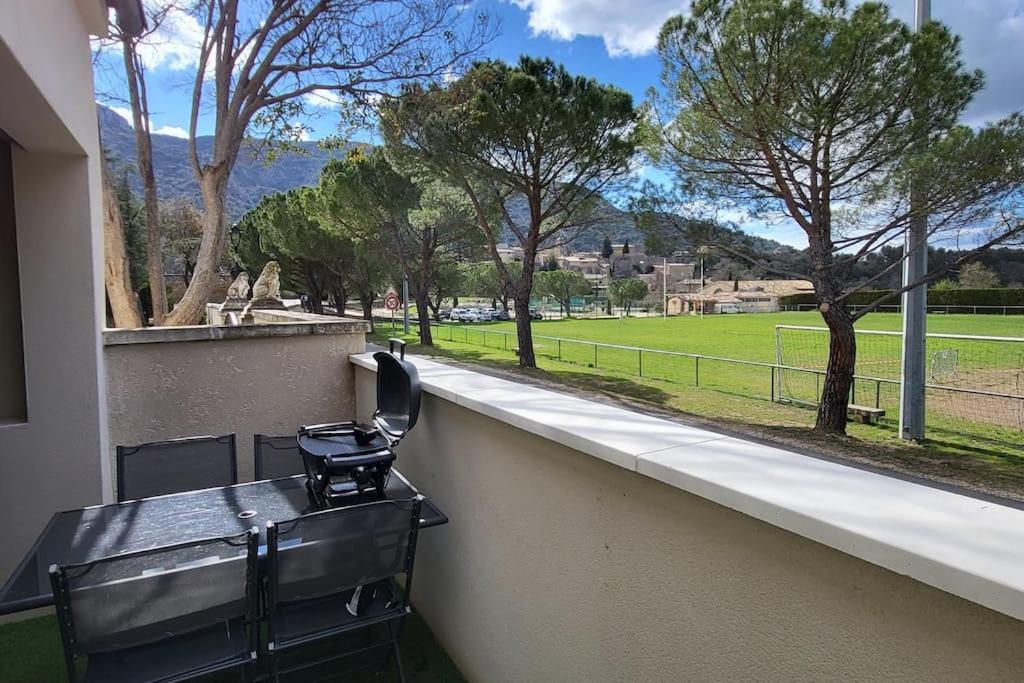 ein Telefon auf einem Balkon mit Blick auf ein Feld in der Unterkunft Chambre Chez Sandra et Fabien dans petite maison cœur village in Maubec