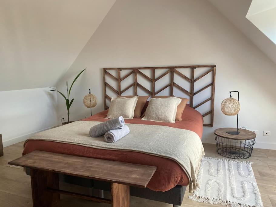 una camera con un grande letto con due lampade di un petit coin sous les toits a Hautvillers