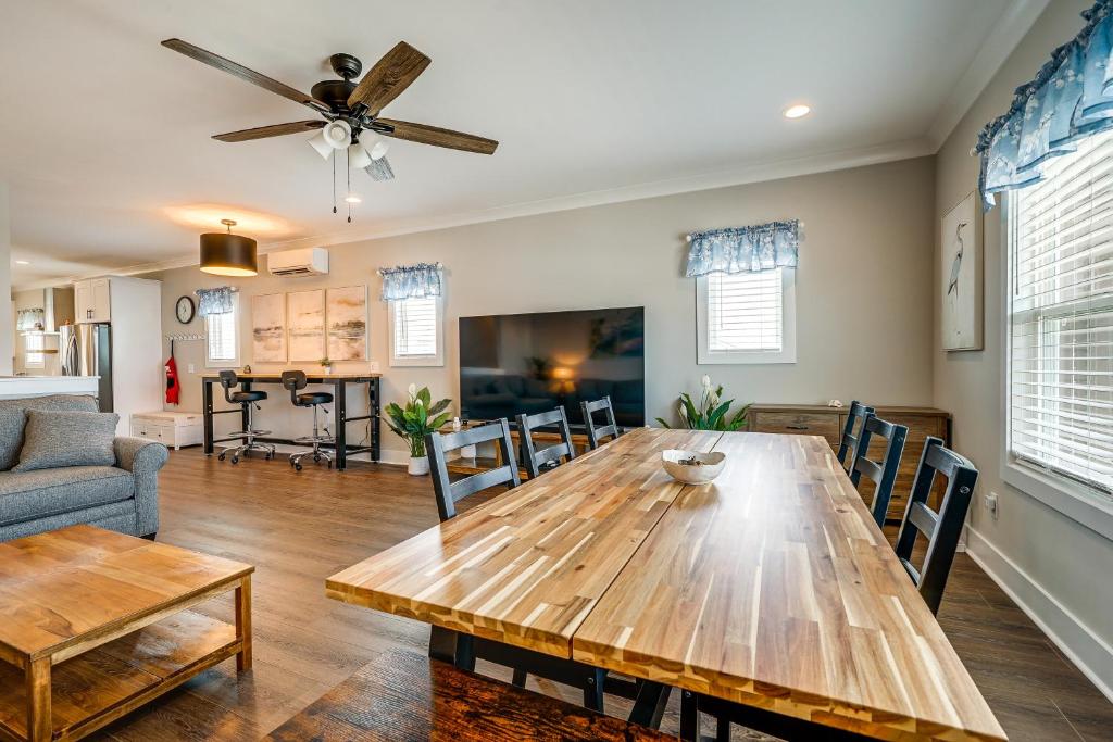 een eetkamer en een woonkamer met een houten tafel bij Carolina Beach Vacation Rental with Rooftop Terrace in Carolina Beach