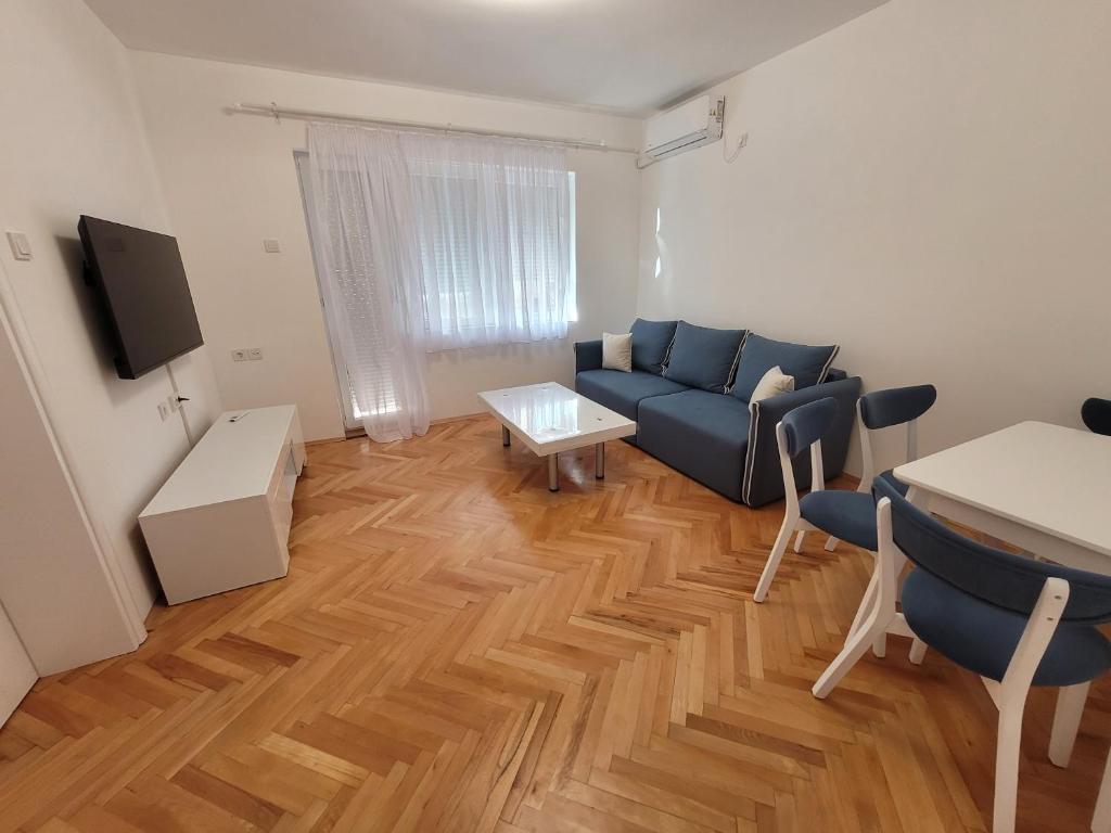 sala de estar con sofá azul y mesa en Happy apartment Strumica 2, en Strumica