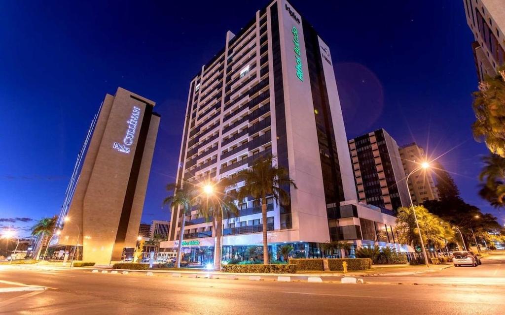 a tall building on a city street at night at A309 Flat aconchegante - Asa Norte in Brasilia