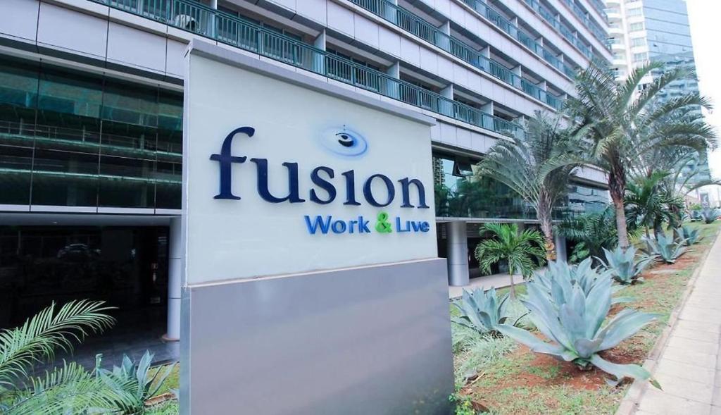 a sign for a fusion office in front of a building at F1115 FD Flat em área central de Brasília - Asa Norte in Brasilia