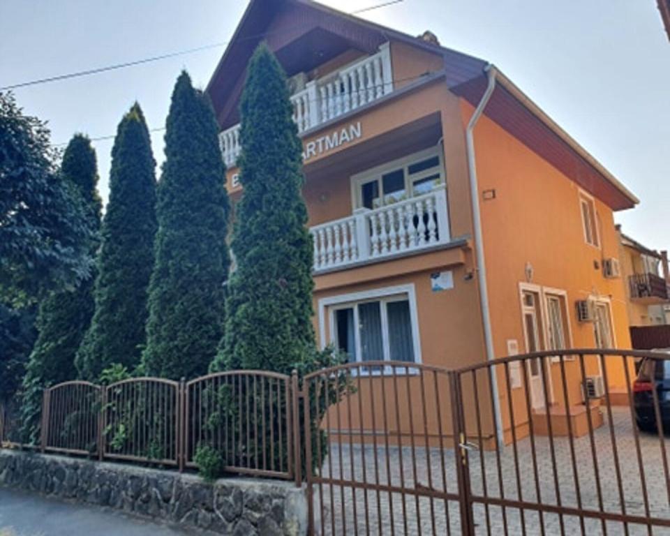 Budova, kde se aparthotel nachází