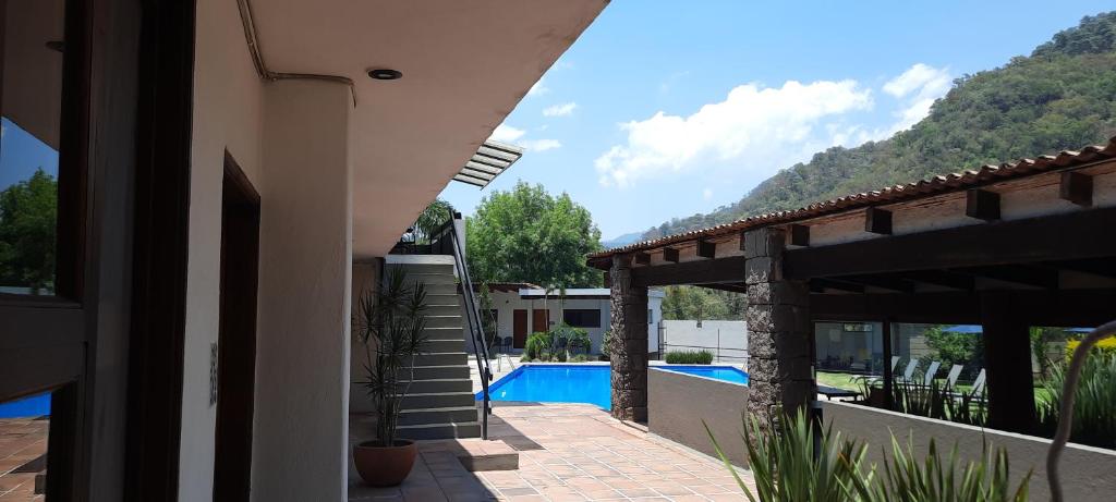 - Vistas a una casa con piscina en Hotel el Arco en Valle de Bravo