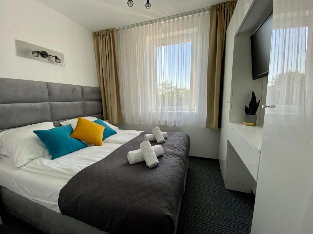 ein Schlafzimmer mit einem Bett mit zwei Teddybären darauf in der Unterkunft Apartament 215 Planeta 2-pokojowy z balkonem in Mielno