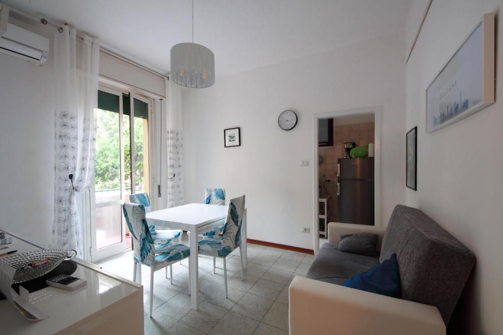 een woonkamer met een bank en een tafel bij Casailaekobe in Bologna