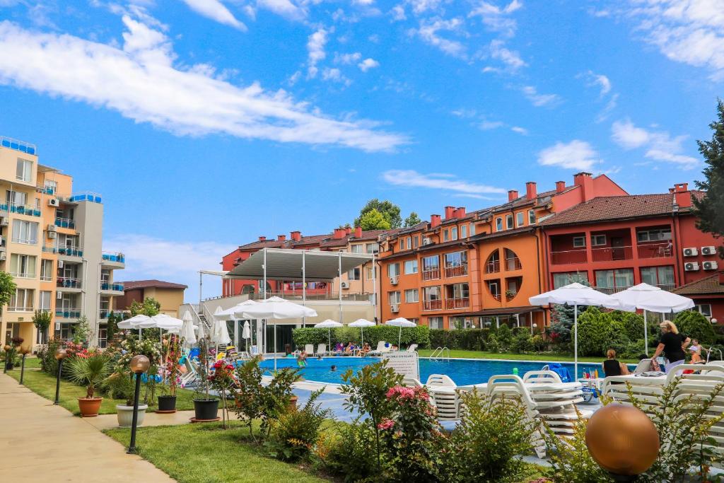 Πισίνα στο ή κοντά στο Luxury First Line apartment with pool and sea view in complex Oazis
