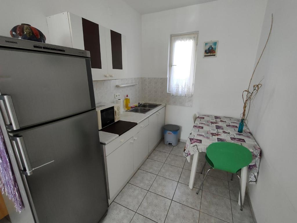 Kuchyň nebo kuchyňský kout v ubytování Kékturás-Tóra-Nyíló privát bérlemény