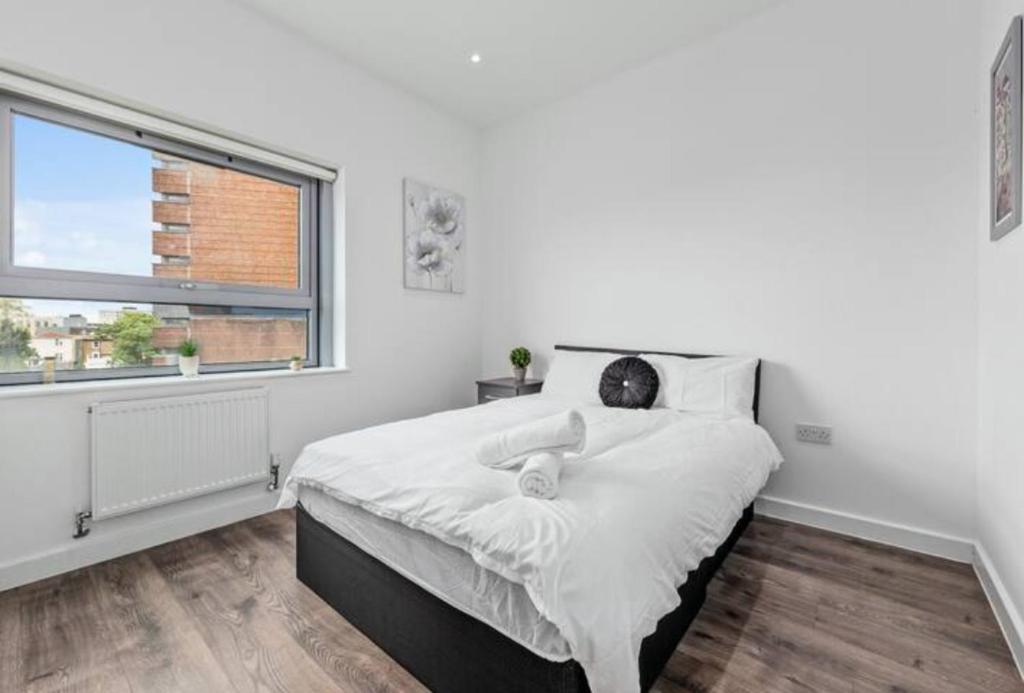 Uma cama ou camas num quarto em Prime Location 2BR flat 15 Min London Bridge DP292