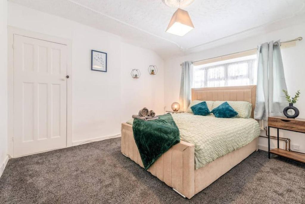 3-Bed House Near Lakeside Mall, Onsite Parking - Three-Bedroom House