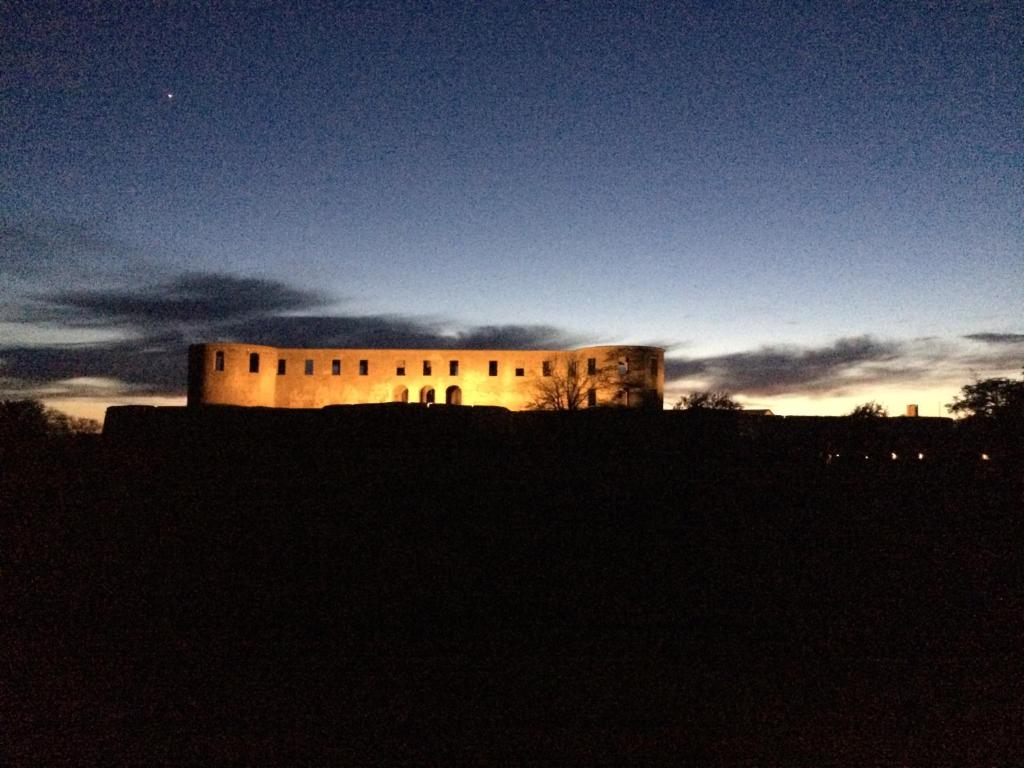 un castillo sentado en la cima de una colina por la noche en Paradiset Östra Öland, en Nedra Sandby