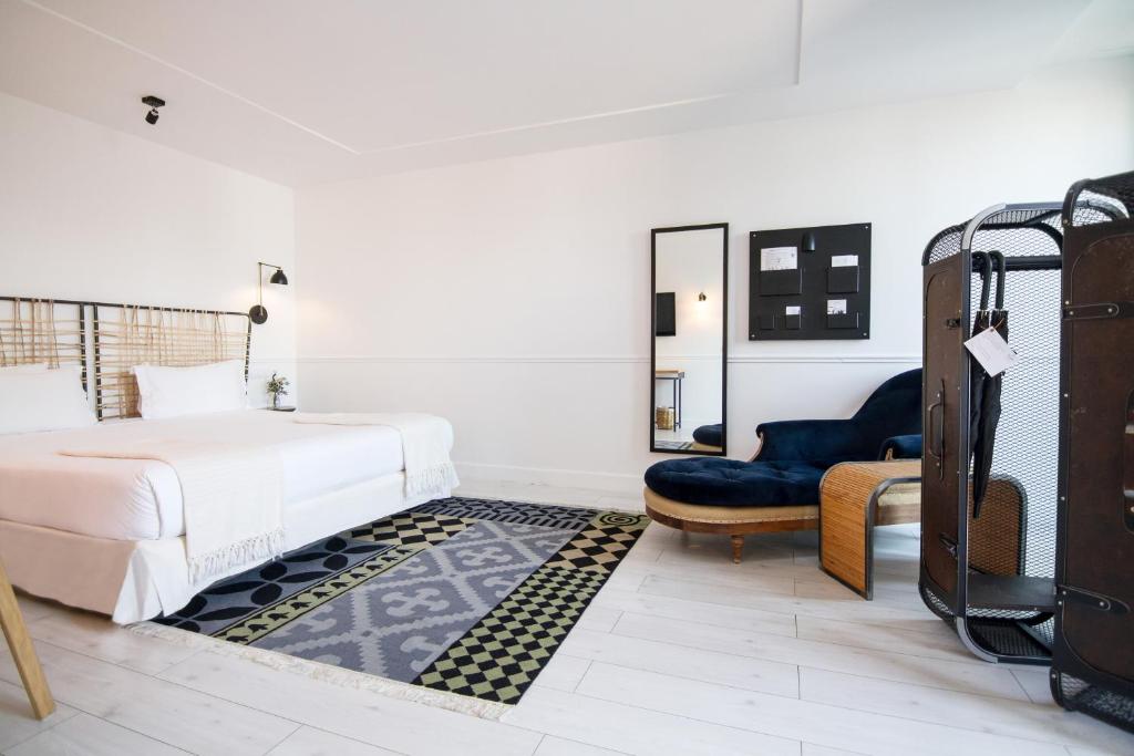 1 dormitorio con 1 cama y 1 silla en 7 Islas Hotel en Madrid