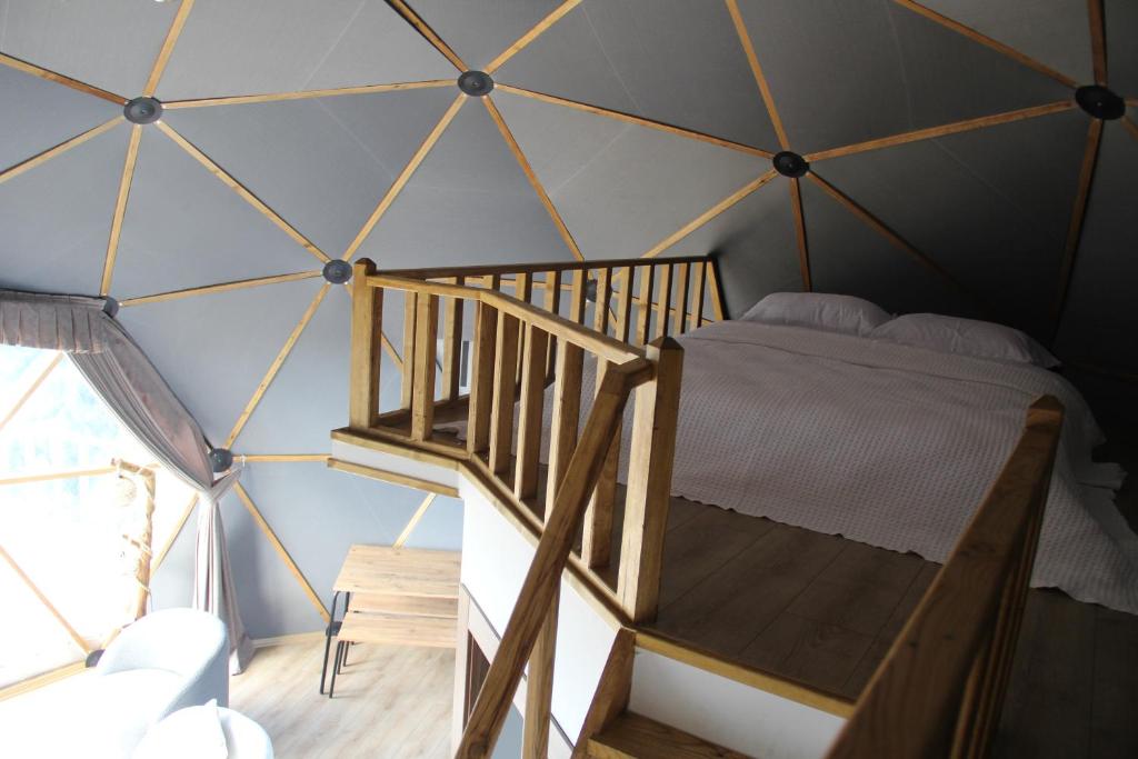 um quarto com uma cama numa tenda em Bogina Dome & Suite - Çamlıhemşin em Çamlıhemşin