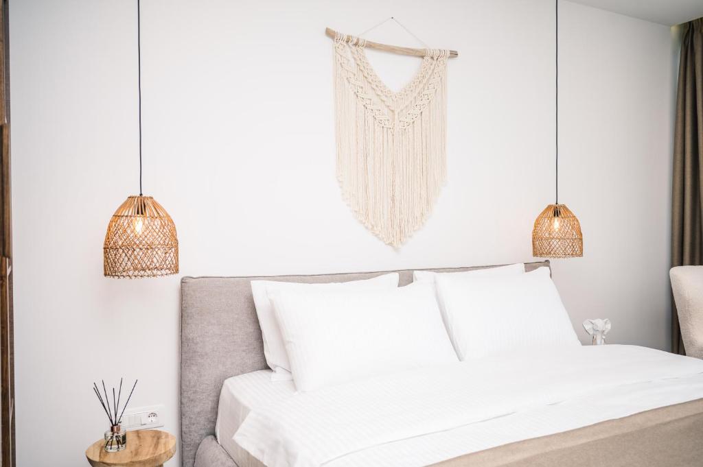 Postel nebo postele na pokoji v ubytování KAAB Boutique Hotel
