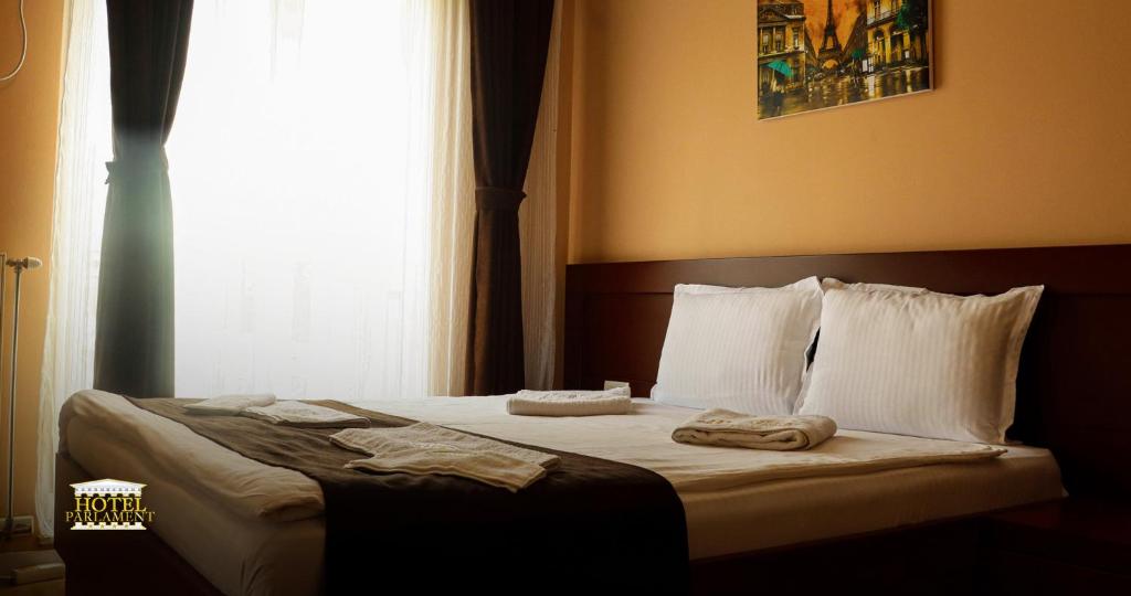 Postel nebo postele na pokoji v ubytování Hotel Parlament
