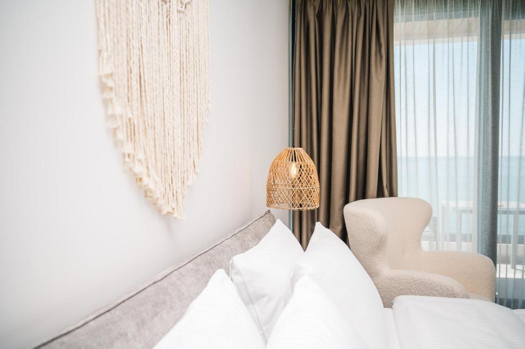 Postel nebo postele na pokoji v ubytování KAAB Boutique Hotel
