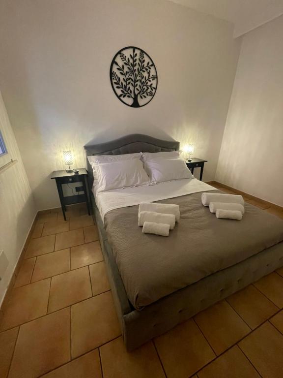 een slaapkamer met een bed met twee handdoeken erop bij la Maison del Mas Family in Elmas
