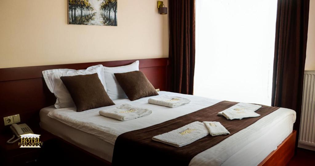 Postel nebo postele na pokoji v ubytování Hotel Parlament