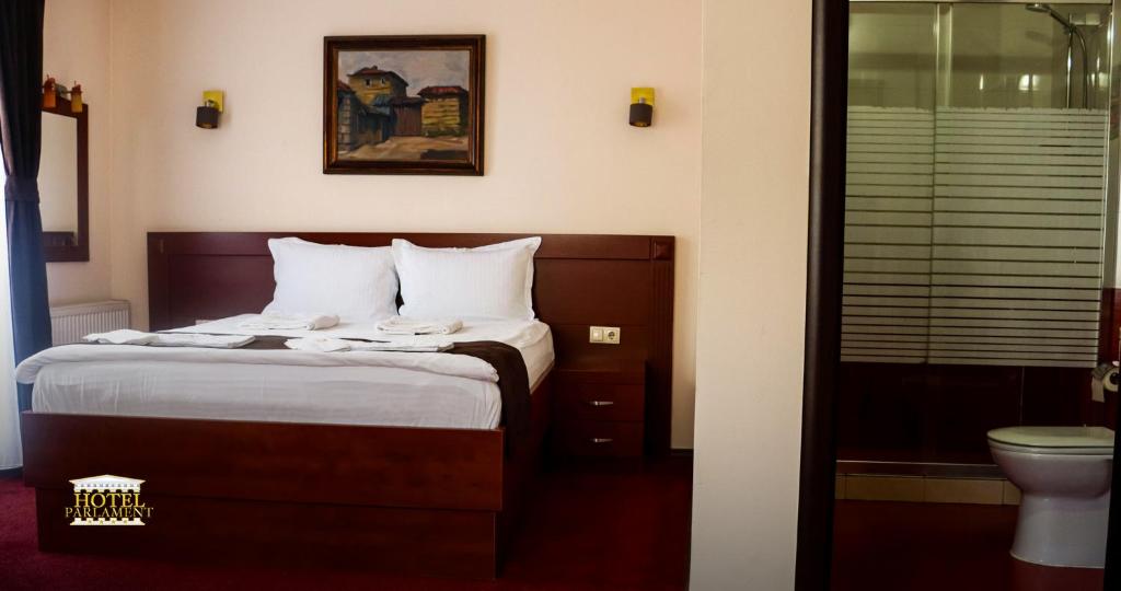 Postel nebo postele na pokoji v ubytování Hotel Parlament