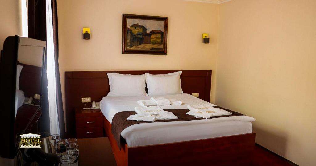 Postel nebo postele na pokoji v ubytování Hotel Parlament