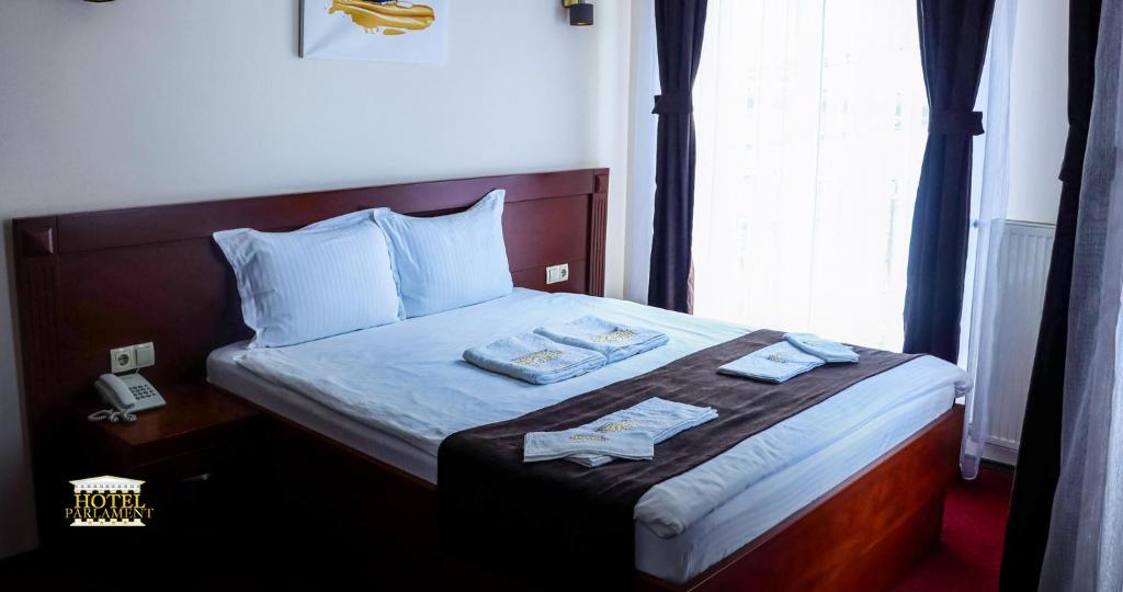 Postel nebo postele na pokoji v ubytování Hotel Parlament