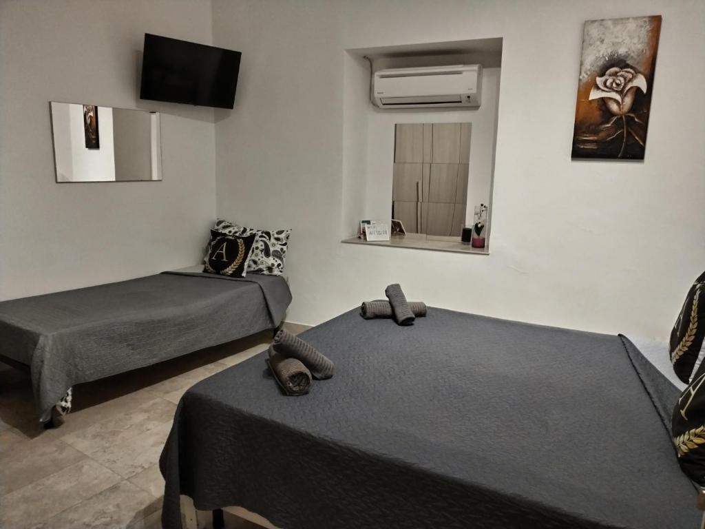 Łóżko lub łóżka w pokoju w obiekcie Alessi Suites & Studio