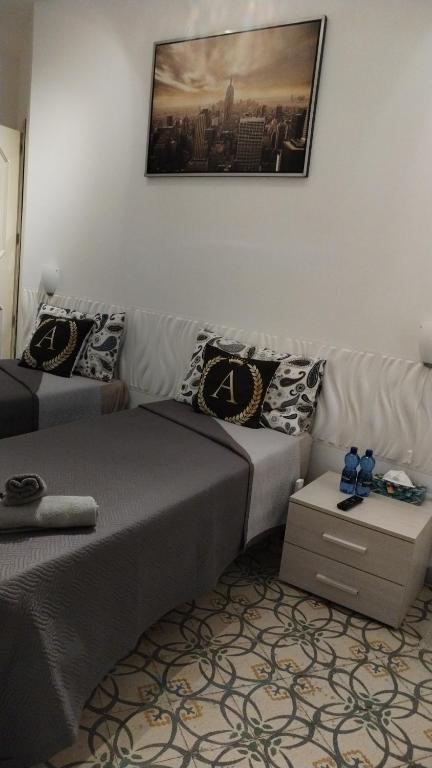 Łóżko lub łóżka w pokoju w obiekcie Alessi Suites & Studio