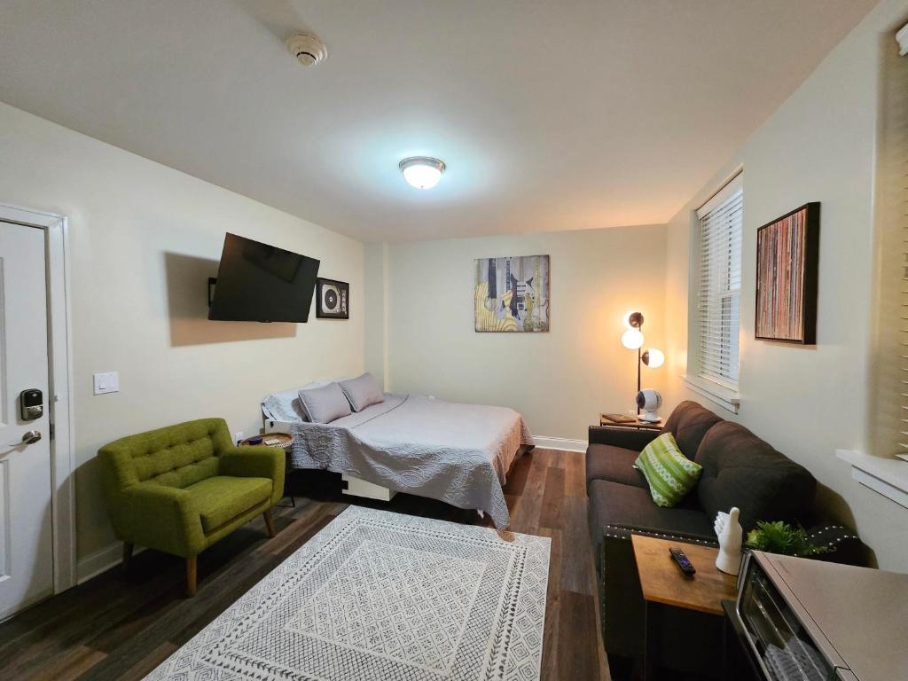 - un salon avec un lit et un canapé dans l'établissement Fabulous Stay at the Historic Inman, à Champaign