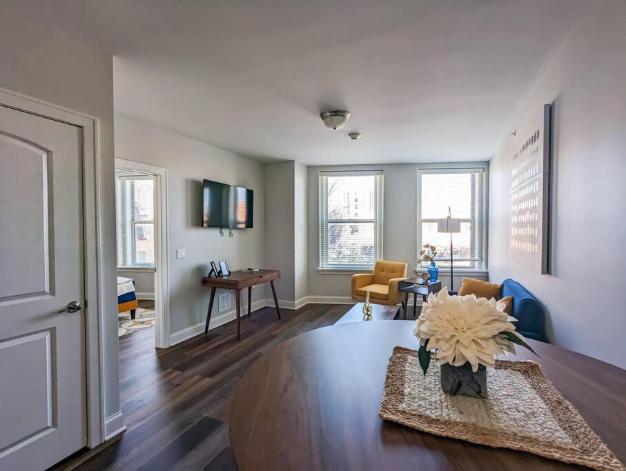 un soggiorno con tavolo e fiore sopra di Stylish 1 BR 1BA at The Inman a Champaign