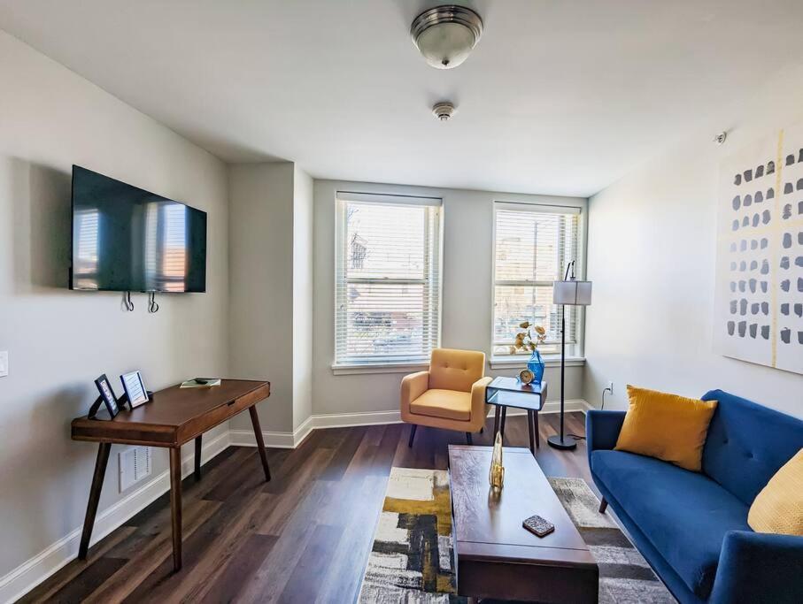 TV a/nebo společenská místnost v ubytování Stylish 1 BR 1BA at The Inman