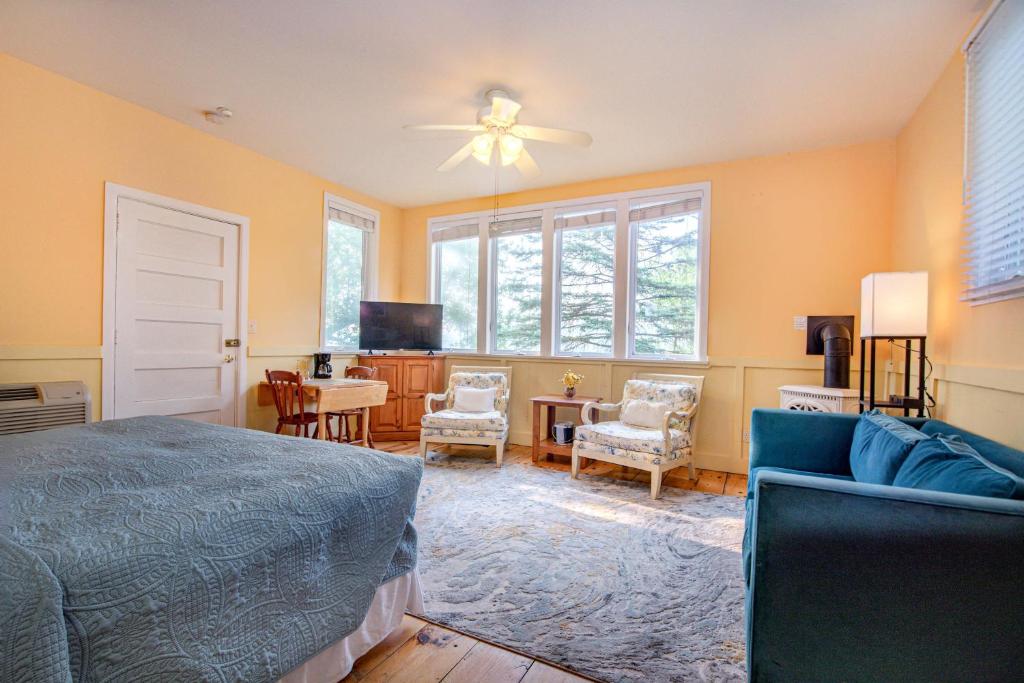 a bedroom with a bed and a living room at White Rose Inns & Motel in Wisconsin Dells