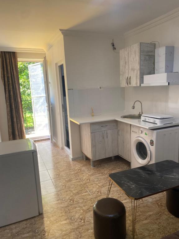 Kuchyň nebo kuchyňský kout v ubytování Maguli Home Gonio