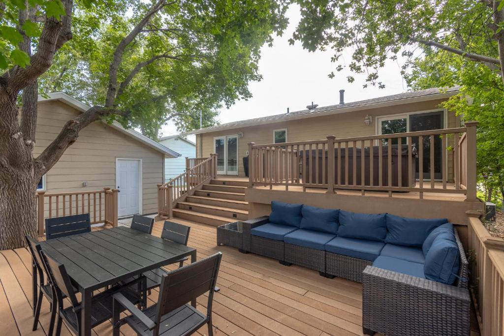 um pátio com um sofá azul e uma mesa num deque em CozyLiving em Billings